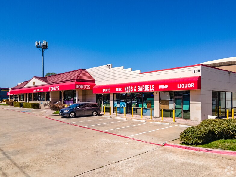 More Photos Of 1905 W 15th St, Plano Storefront For Lease