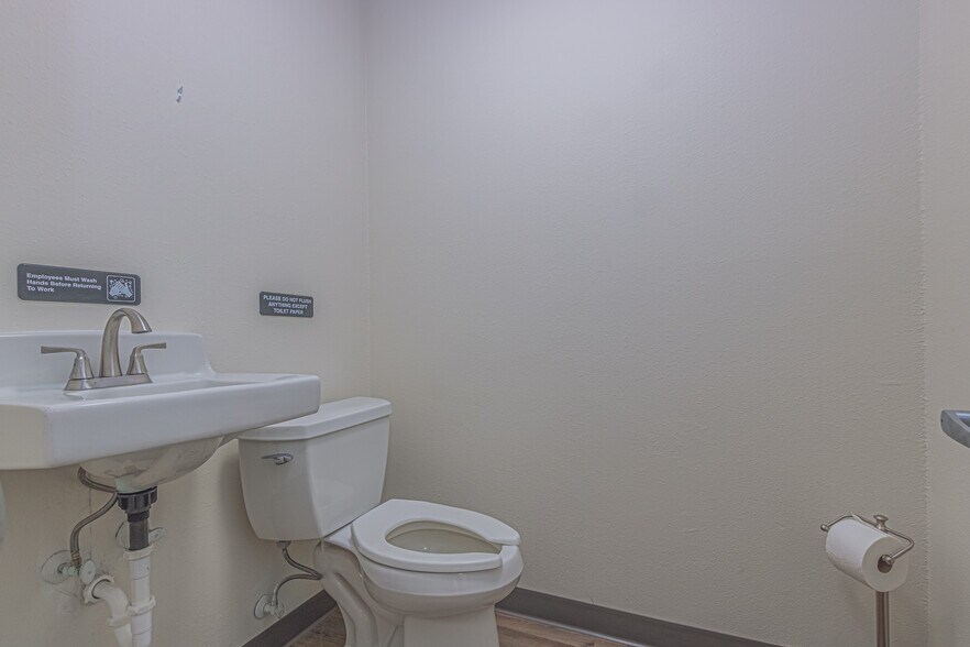 More Photos Of 119 W Plymouth Ave, Deland Unknown For Lease