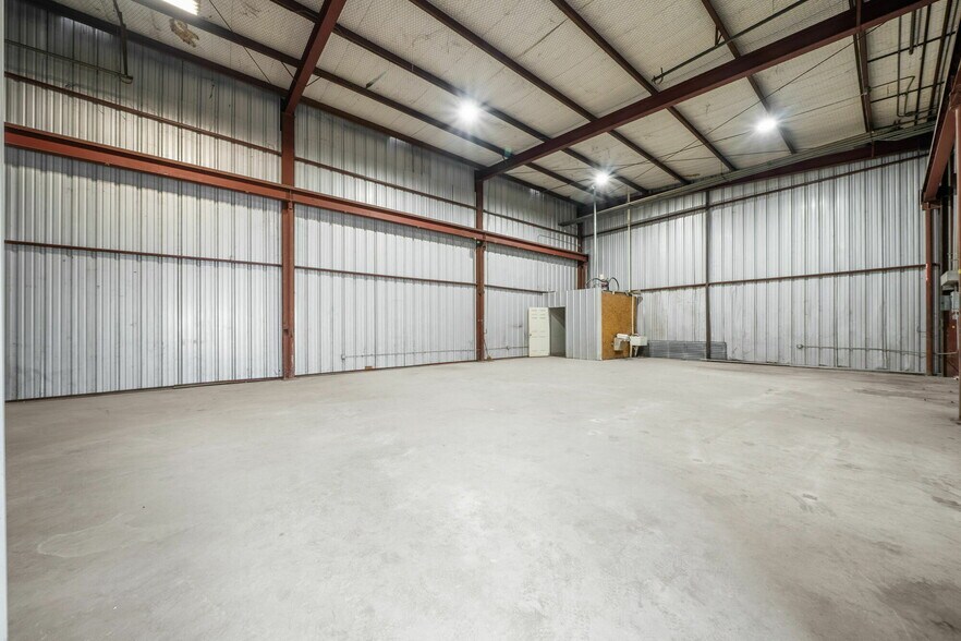 More Photos Of 2833 Roosevelt Ave, San Antonio Industrial For Lease