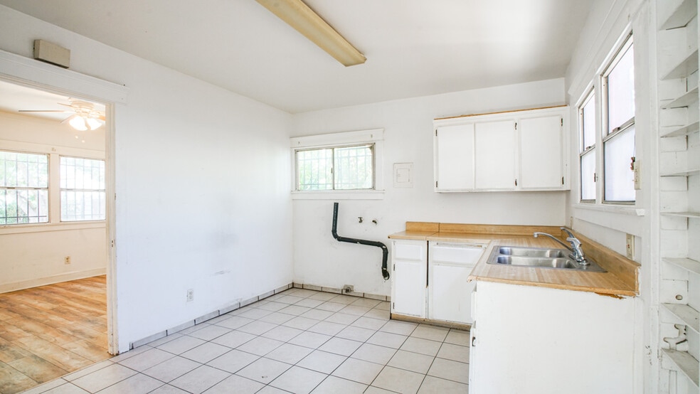 More Photos Of 1111 W 47th St, Los Angeles Apartments For Sale