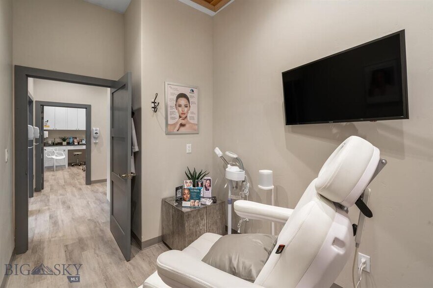 More Photos Of 32 Market Pl, Big Sky Medical For Sale