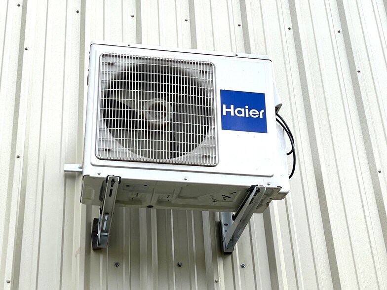 More Photos Of 1113 S 3rd St, Rogers Distribution For Lease