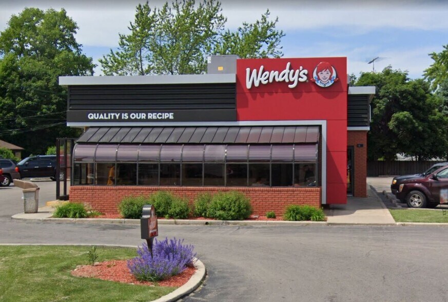 Primary Photo Of 4910 Washington Ave, Racine Fast Food For Sale