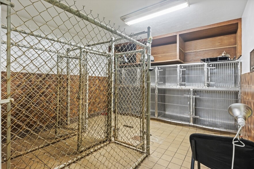 More Photos Of 1355 E Lafayette St, Tallahassee Veterinarian Kennel For Sale