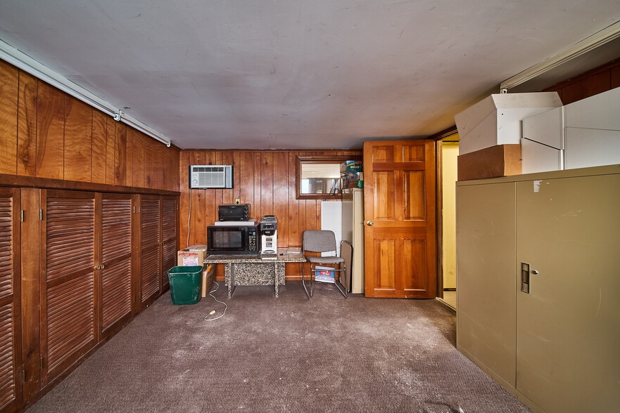 More Photos Of 2100 Jericho Tpke, Garden City Park Warehouse For Lease