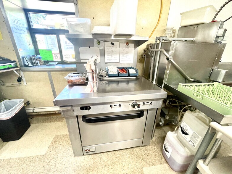 More Photos Of 924 N Main St, Mountain Grove Restaurant For Sale