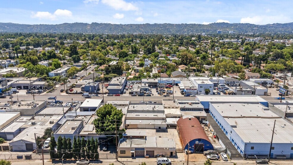 More Photos Of 14222-14226 Aetna St, Van Nuys Warehouse For Lease
