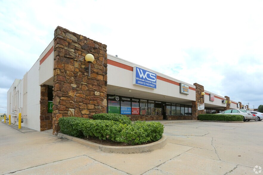 More Photos Of 5800-5807 S Garnett Rd, Tulsa Showroom For Lease