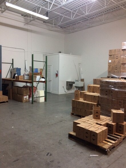 More Photos Of 10231-10249 Windhorst Rd, Tampa Warehouse For Lease