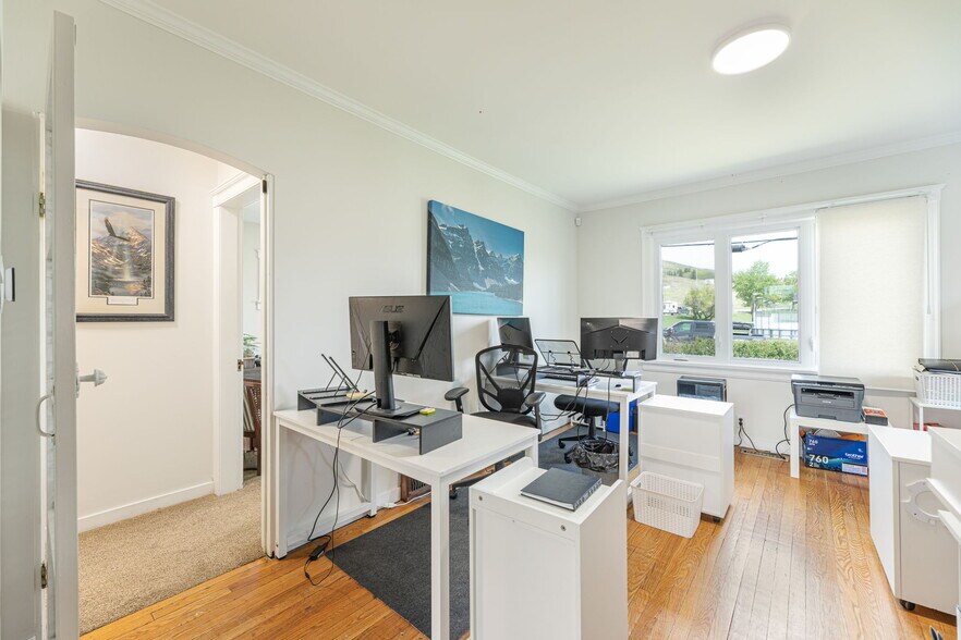 More Photos Of 313 Ross Av, Cochrane Medical For Sale