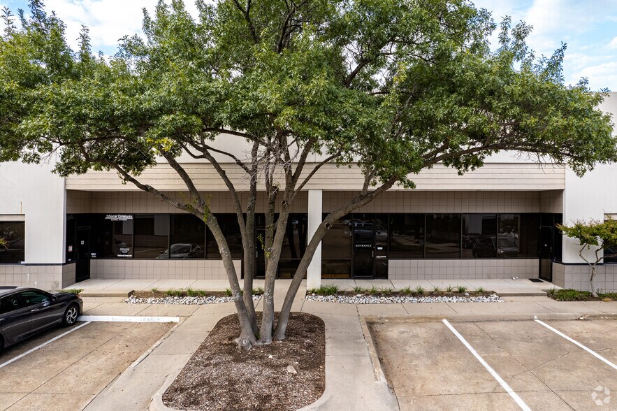 More Photos Of 1845 Summit Ave, Plano Showroom For Lease