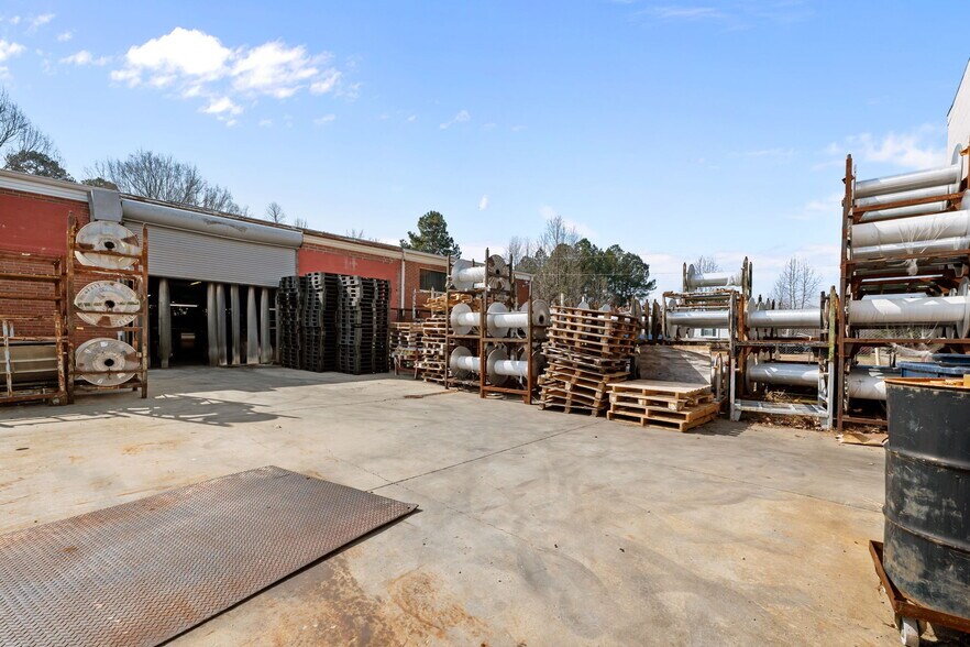 More Photos Of 312 W Luther Ave, Liberty Manufacturing For Sale