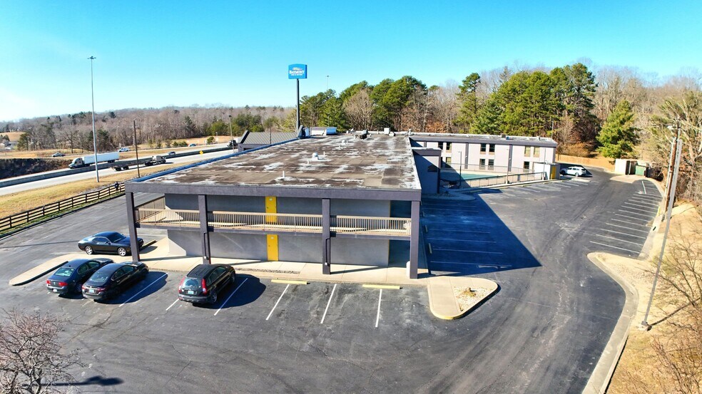 More Photos Of 2075 Highway 192 W, London Hotel For Sale