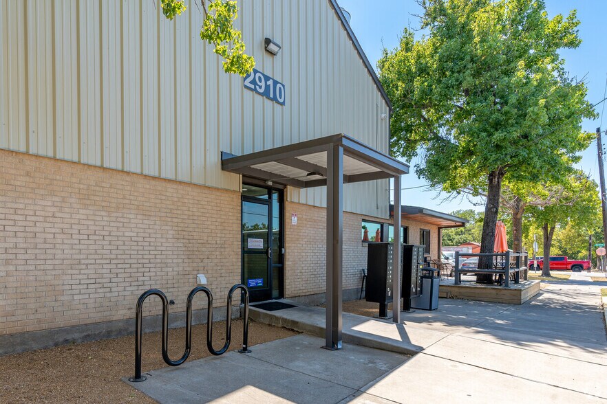 More Photos Of 2910 S Beckley Ave, Dallas Storefront Retail Office For Lease