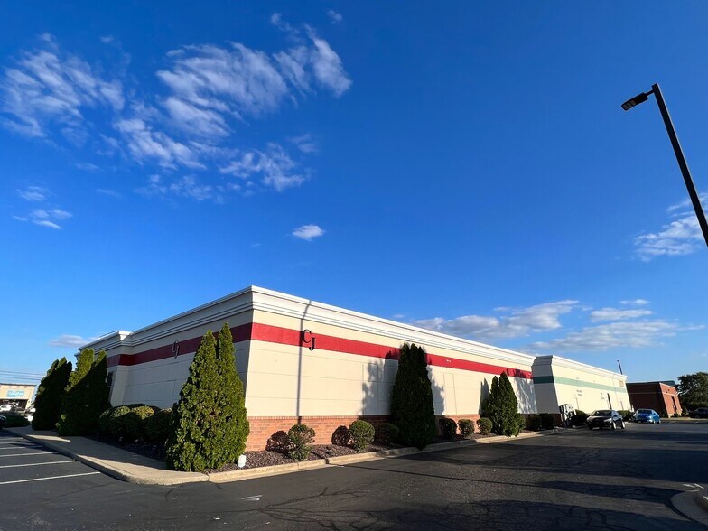 More Photos Of 944 N Burkhardt Rd, Evansville Freestanding For Lease