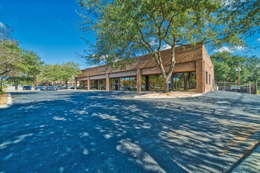 Primary Photo Of 10906 Laureate Dr, San Antonio Showroom For Lease