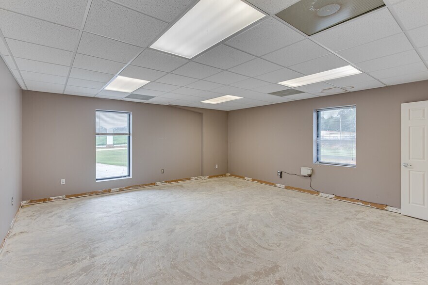 More Photos Of 6724 Cleveland Hwy, Clermont Warehouse For Lease
