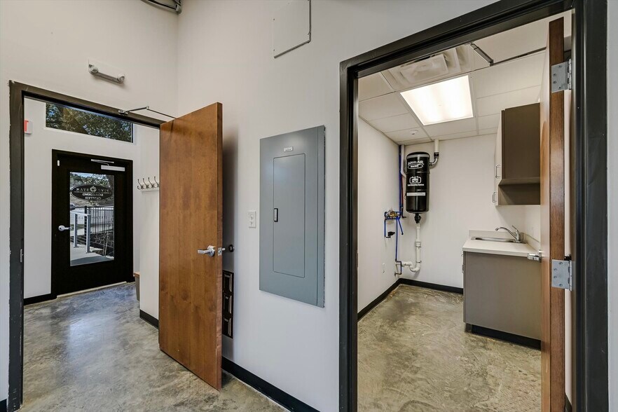 More Photos Of 15314 W State Highway 71, Bee Cave Office For Lease