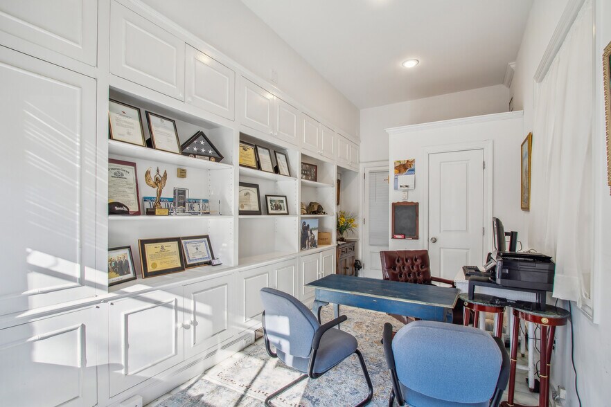 More Photos Of 41 Meetinghouse Ln, Southampton Office For Sale