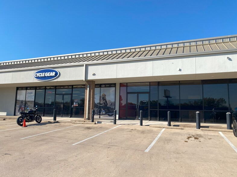 More Photos Of 3008-3032 Alta Mere Dr, Fort Worth Unknown For Lease