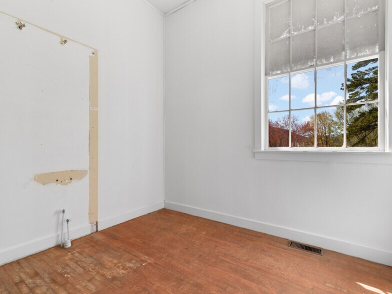 More Photos Of 62 Birdsong Trail, Waynesville Specialty For Lease