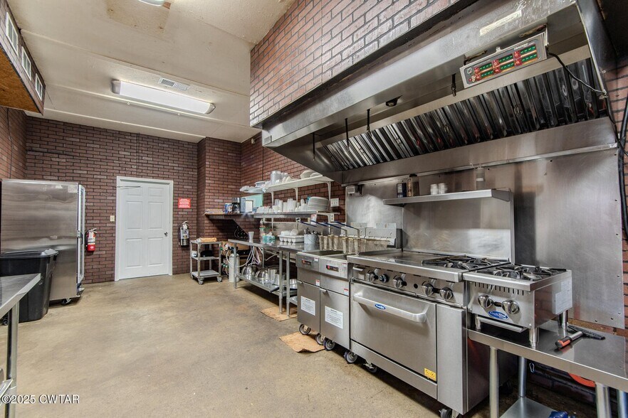 More Photos Of 225 N Front St, Halls General Retail For Sale