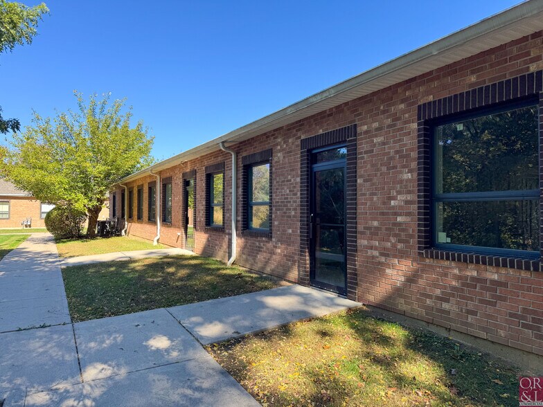 More Photos Of 625 Clark Ave, Bristol Medical For Lease