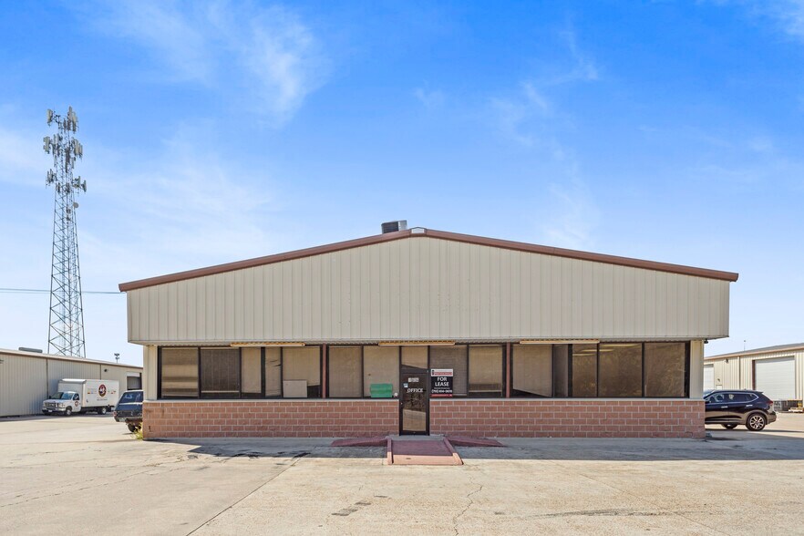 Primary Photo Of 1504 S Frazier St, Conroe Light Distribution For Lease