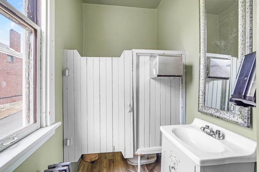 More Photos Of 2100 Spring St, Pittsburgh Bar For Sale