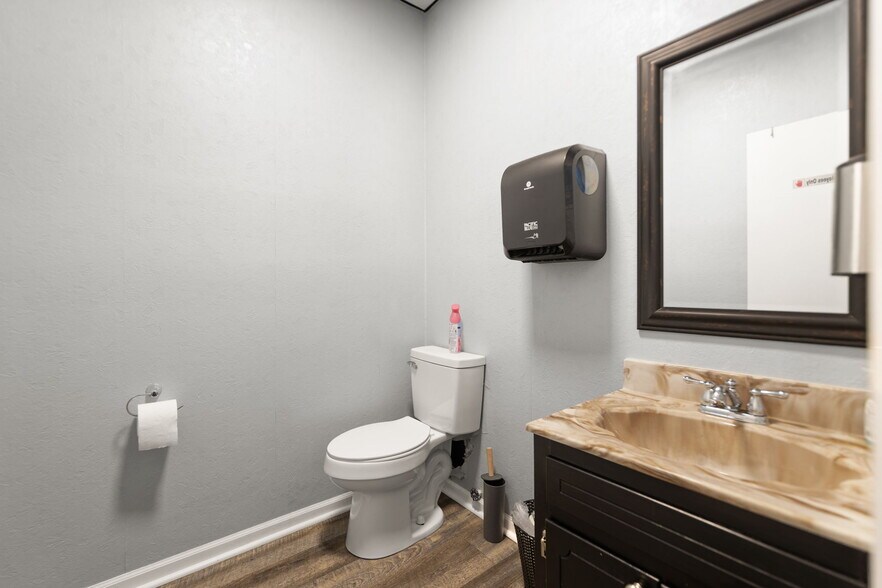 More Photos Of 725 S Main St, London Medical For Sale