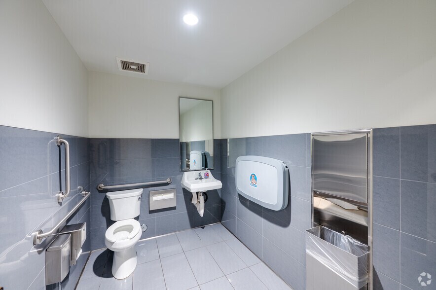 More Photos Of 530 S 6th St, Las Vegas Office For Lease