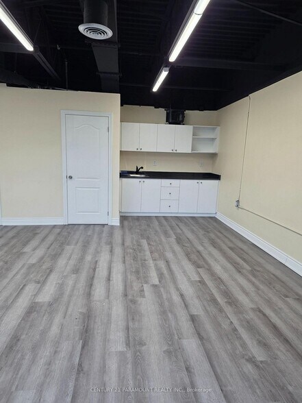 More Photos Of 587 Hanlon Creek Blvd, Guelph Showroom For Sale