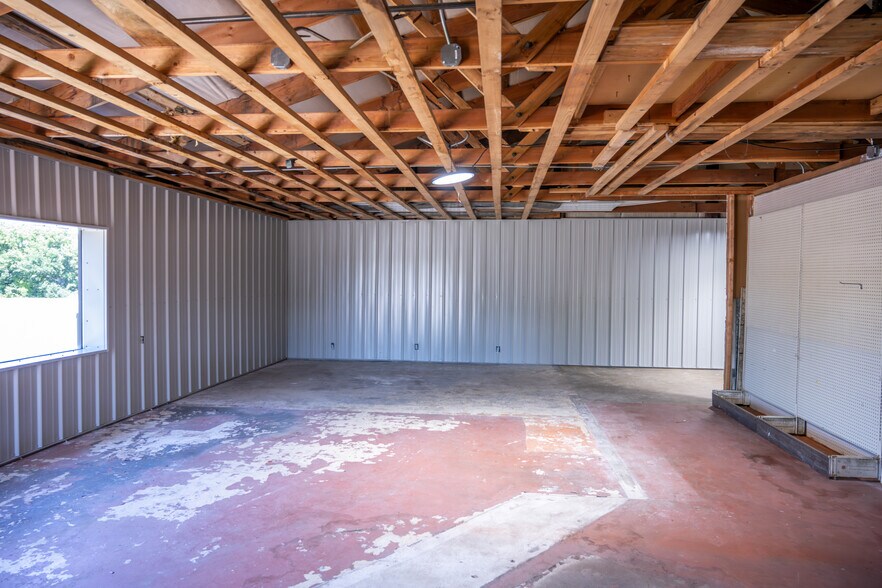 More Photos Of 190 Prospect Ave, Mauston Auto Repair For Sale