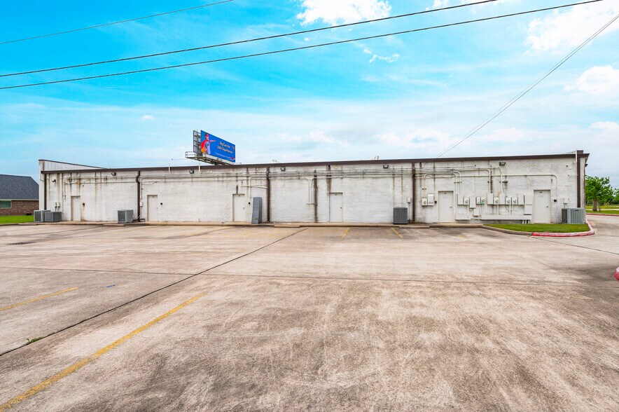 More Photos Of 2101 Highway 35 Byp N, Alvin General Retail For Lease