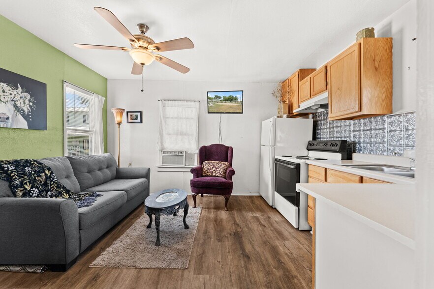 More Photos Of 702 W Wallace St, San Saba Hotel For Sale