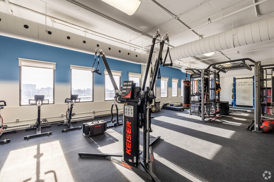More Photos Of 555 Rue Chabanel O, Montréal Office For Sale