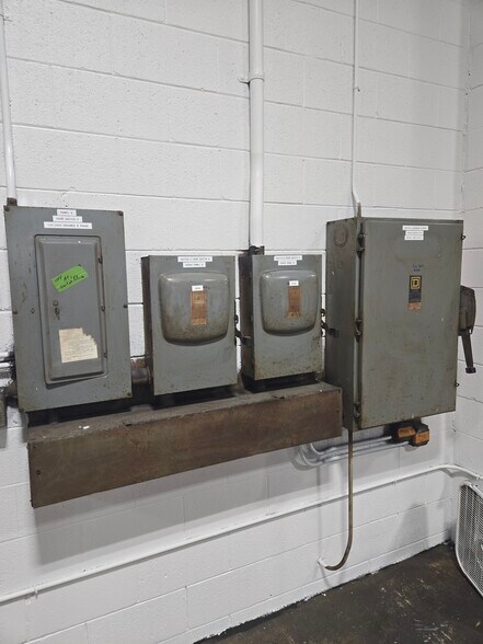 More Photos Of W146N5741 Enterprise Ave, Menomonee Falls Warehouse For Lease