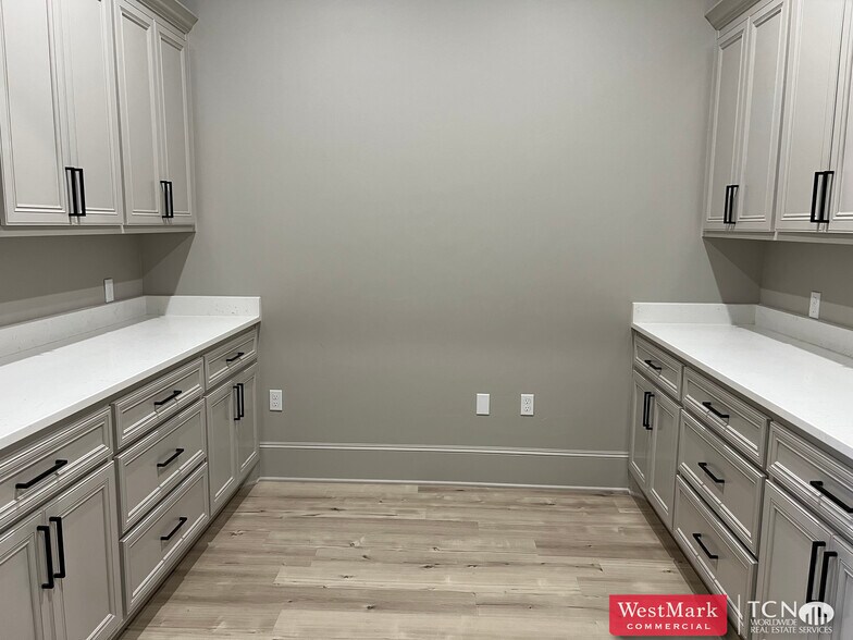 More Photos Of 7710 Milwaukee Ave, Lubbock Office For Lease