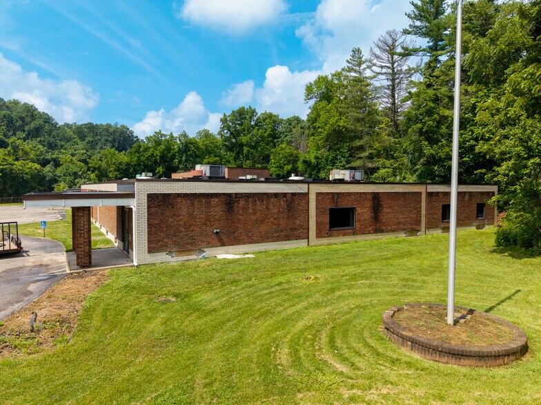 More Photos Of 700 Channel Ln, Marietta Light Distribution For Lease