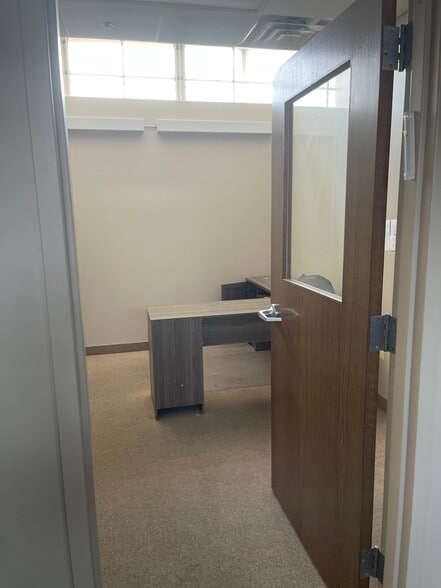 More Photos Of 100 Commerce Dr, Freehold Manufacturing For Lease