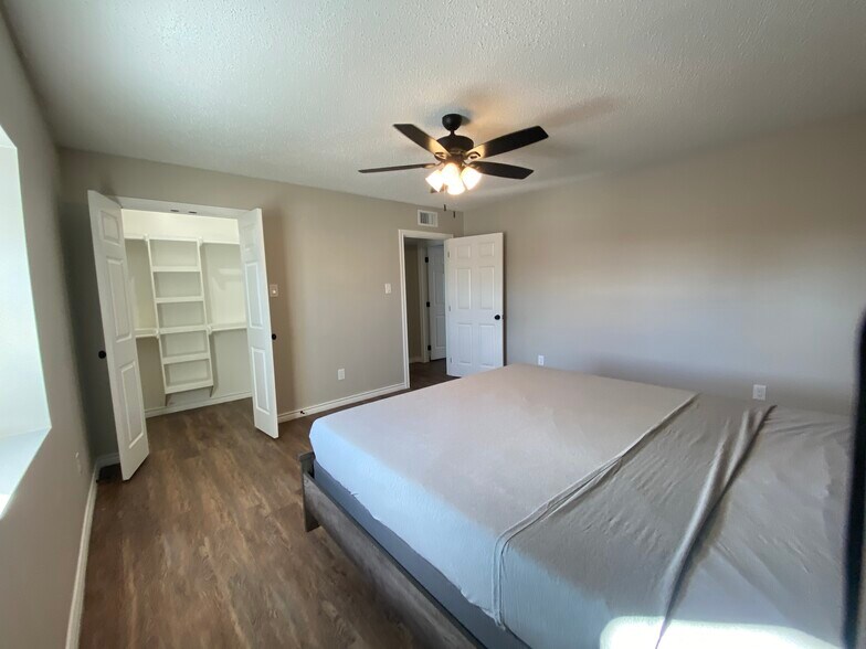 More Photos Of 1173 N Main St, Vidor Office For Lease