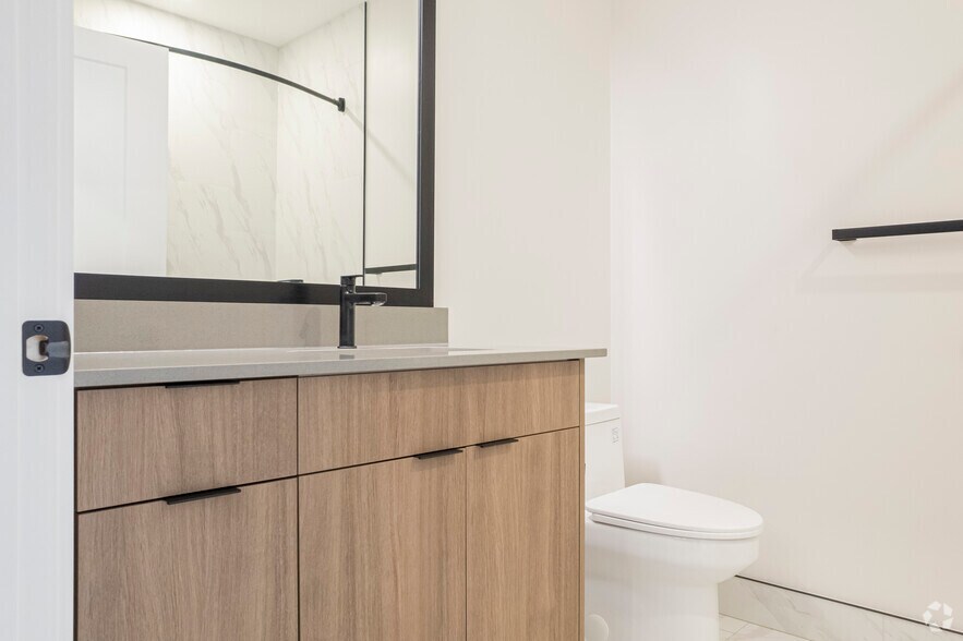 More Photos Of 909 5 Av SW, Calgary Apartments For Lease