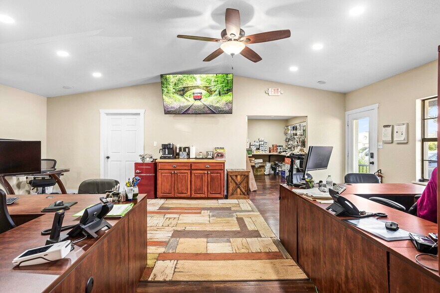 More Photos Of 16415 S Access Rd, Canyon Lake Showroom For Sale