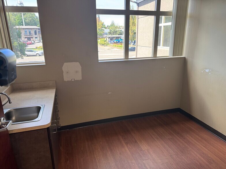 More Photos Of 2720 Commercial St, Salem Office For Sale