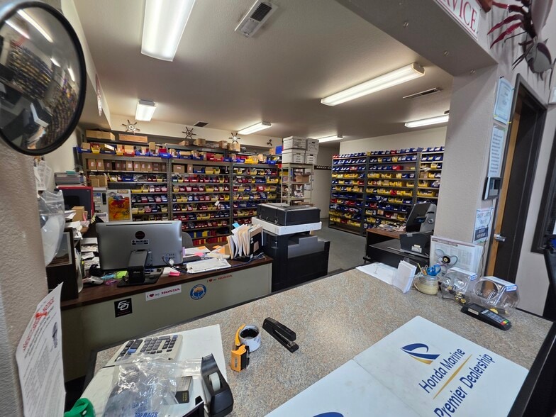 More Photos Of 13200-13210 SE Mcloughlin Blvd, Milwaukie Showroom For Lease