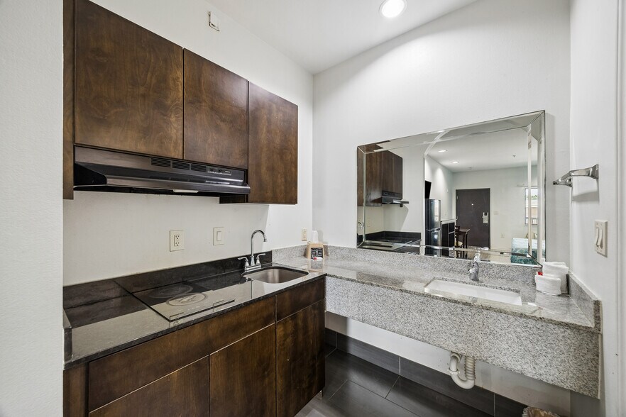 More Photos Of 14621 Highway 59 N, Humble Hotel For Sale
