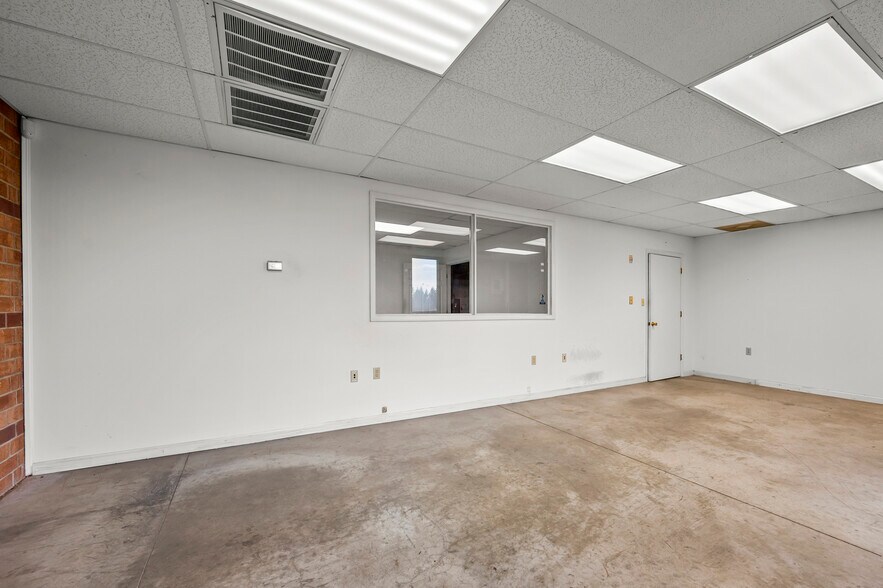 More Photos Of 2595 Viceroy Dr, Winston-Salem Warehouse For Lease