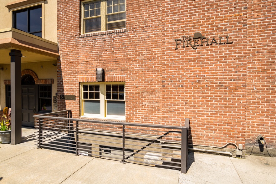 More Photos Of 5 NW Minnesota Ave, Bend Office For Lease
