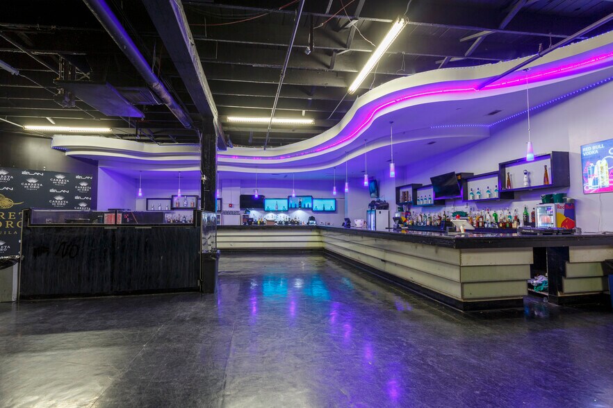 More Photos Of 301-307 W River St, Savannah General Retail For Lease