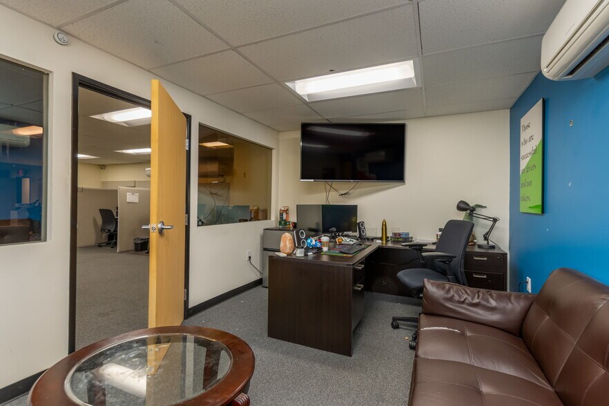 More Photos Of 7131-7133 Darby Ave, Reseda Office For Sale